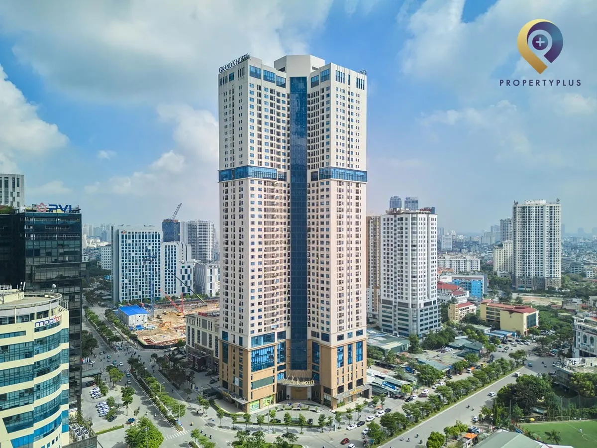 Tòa nhà Golden Park Tower nhìn từ góc đường Dương Đình Nghệ.